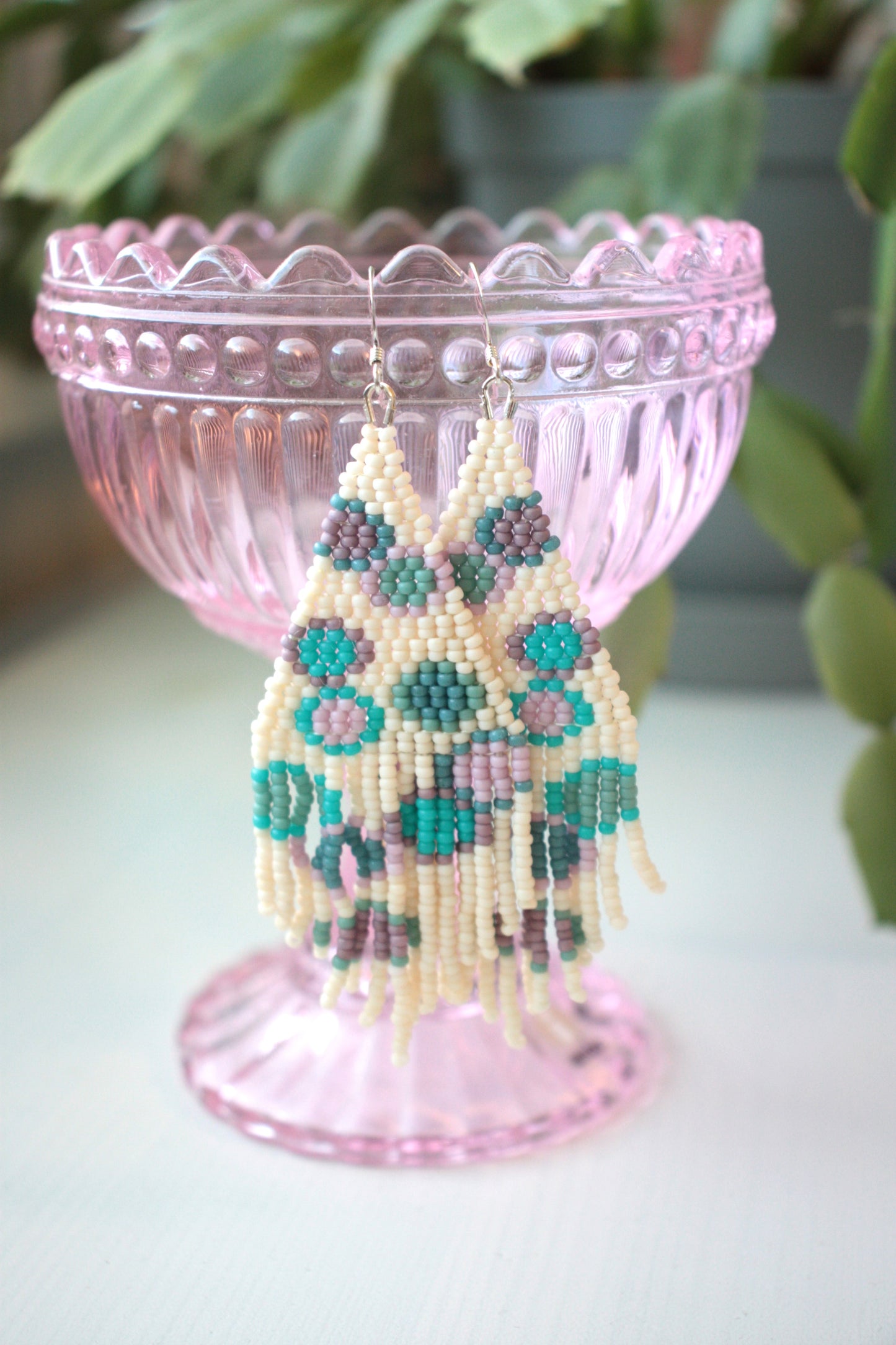 Handwoven glass bead fringe earrings circles matte. Käsikudotut hapsukorvakorut ympyräkuvioilla värinä pastellimatta.