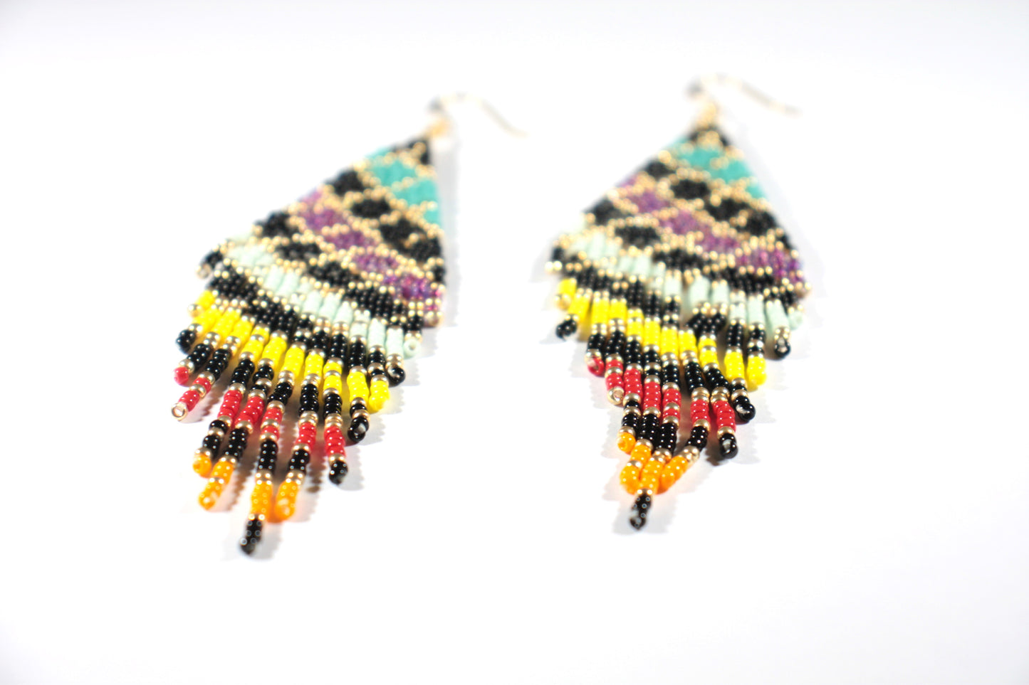 Handwoven seed bead fringe earrings grids colorful with gold color hooks. Ruutukuviolla käsinkudotut hapsukorvakorut värikkäät ja kullan värilisillä korvakorukoukuilla.