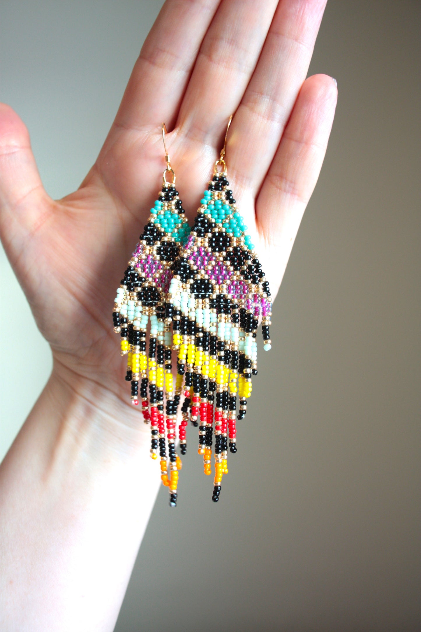 Handwoven seed bead fringe earrings grids colorful with gold color hooks. Ruutukuviolla käsinkudotut hapsukorvakorut värikkäät ja kullan värilisillä korvakorukoukuilla.