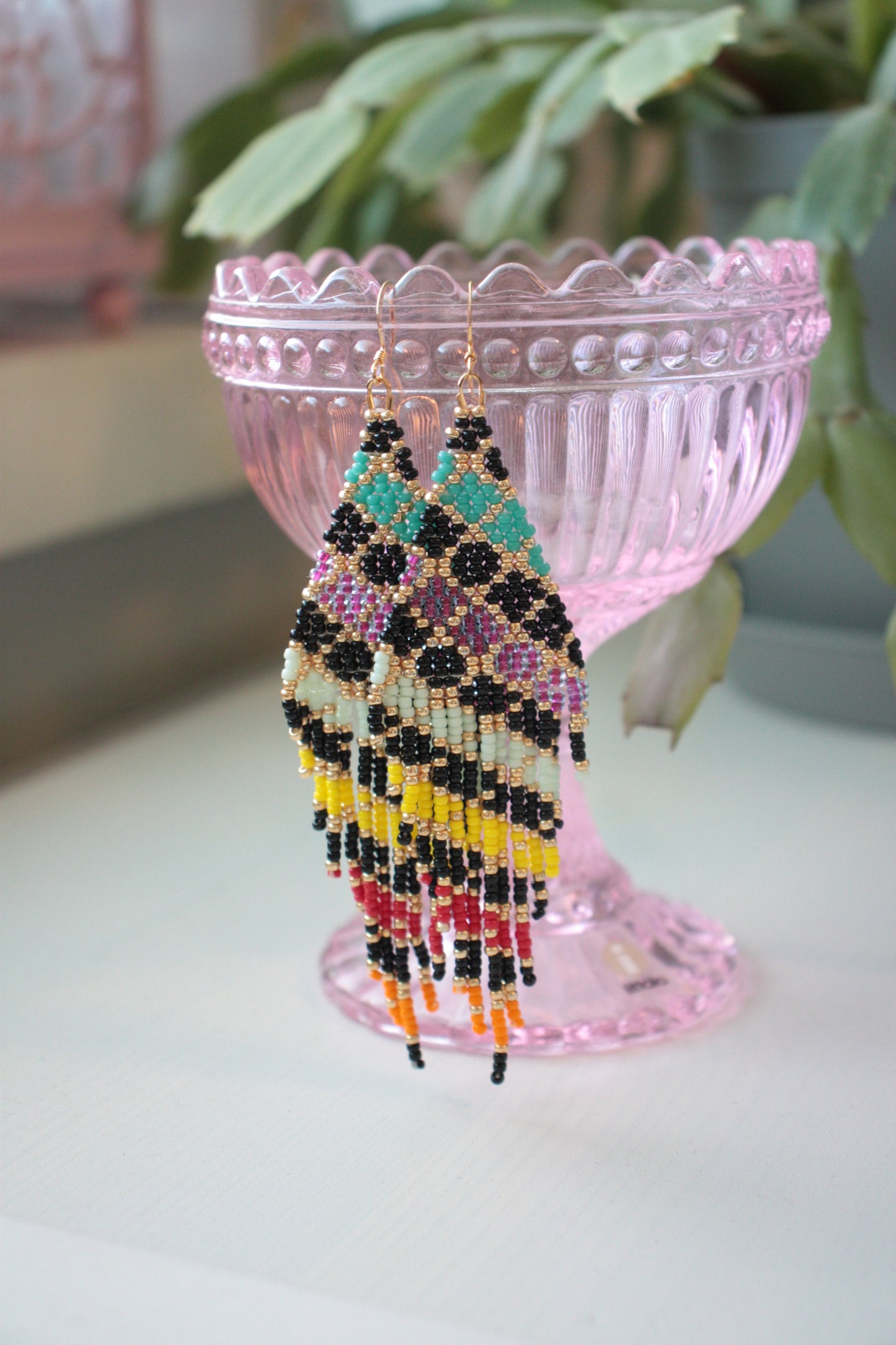 Handwoven seed bead fringe earrings grids colorful with gold color hooks. Ruutukuviolla käsinkudotut hapsukorvakorut värikkäät ja kullan värilisillä korvakorukoukuilla.