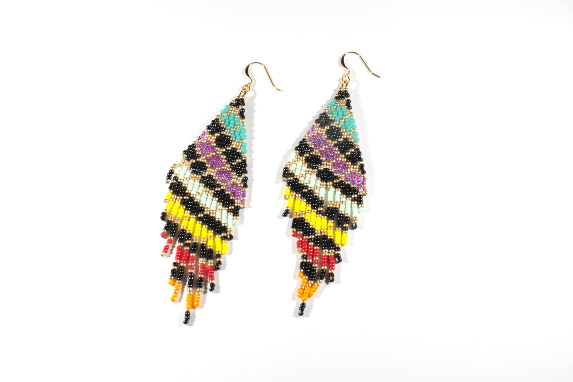 Handwoven seed bead fringe earrings grids colorful with gold color hooks. Ruutukuviolla käsinkudotut hapsukorvakorut värikkäät ja kullan värilisillä korvakorukoukuilla.