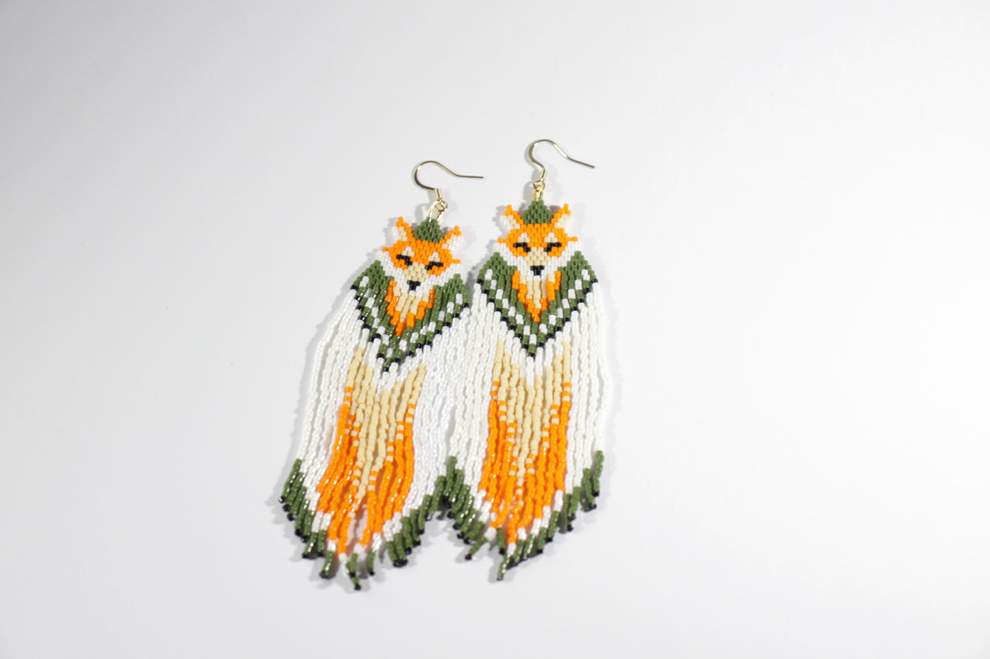 Long handmade seed bead fringe earrings foxes  with green and orange color. Pitkät roikkuvat hapsulliset käsintehdyt kettu helmikorvakorut väreinä oranssi-vihreä.