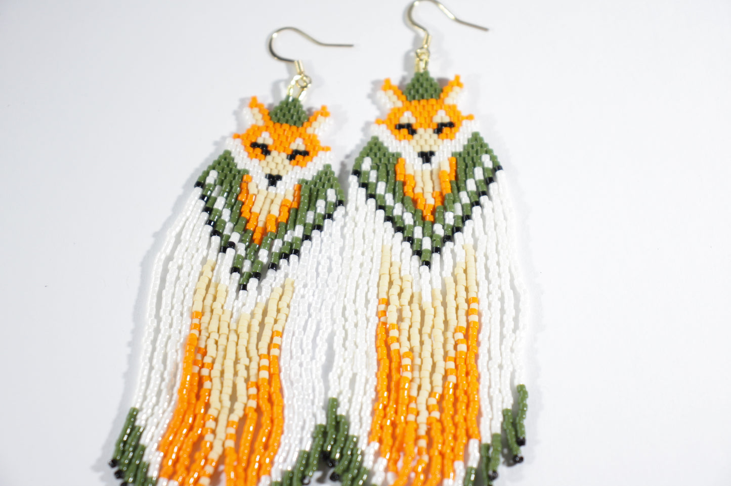 Long handmade seed bead fringe earrings foxes  with green and orange color. Pitkät roikkuvat hapsulliset käsintehdyt kettu helmikorvakorut väreinä oranssi-vihreä.