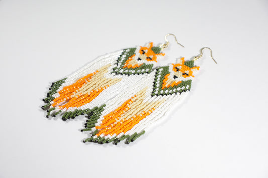 Long handmade seed bead fringe earrings foxes  with green and orange color. Pitkät roikkuvat hapsulliset käsintehdyt kettu helmikorvakorut väreinä oranssi-vihreä.