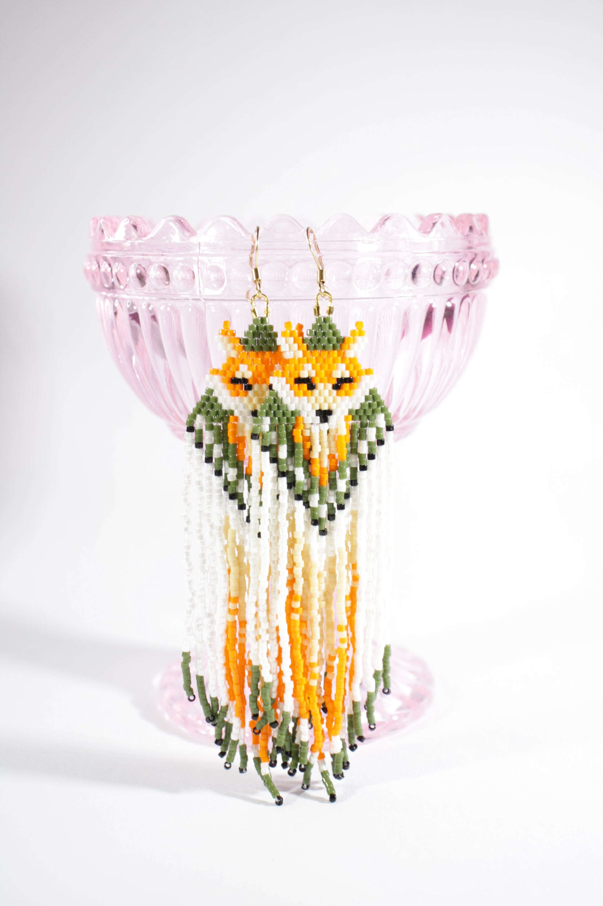 Long handmade seed bead fringe earrings foxes  with green and orange color. Pitkät roikkuvat hapsulliset käsintehdyt kettu helmikorvakorut väreinä oranssi-vihreä.