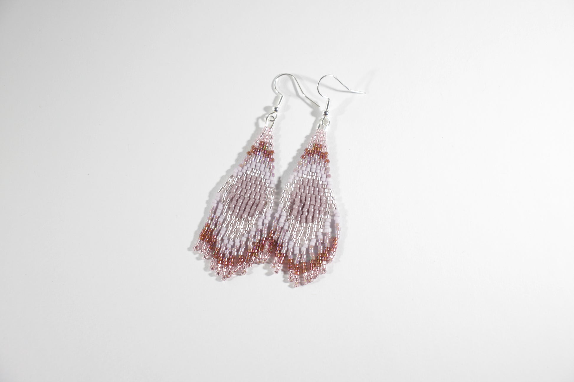 Seed bead fringe earrings from Miuyki delica beads. Colors in these earrings is different shades of lila. Käsintehdyt roikkuvat hapsu korvakorut Miuyki delica helmistä. Näiden korvakorujen väri on liilan eri sävyt.
