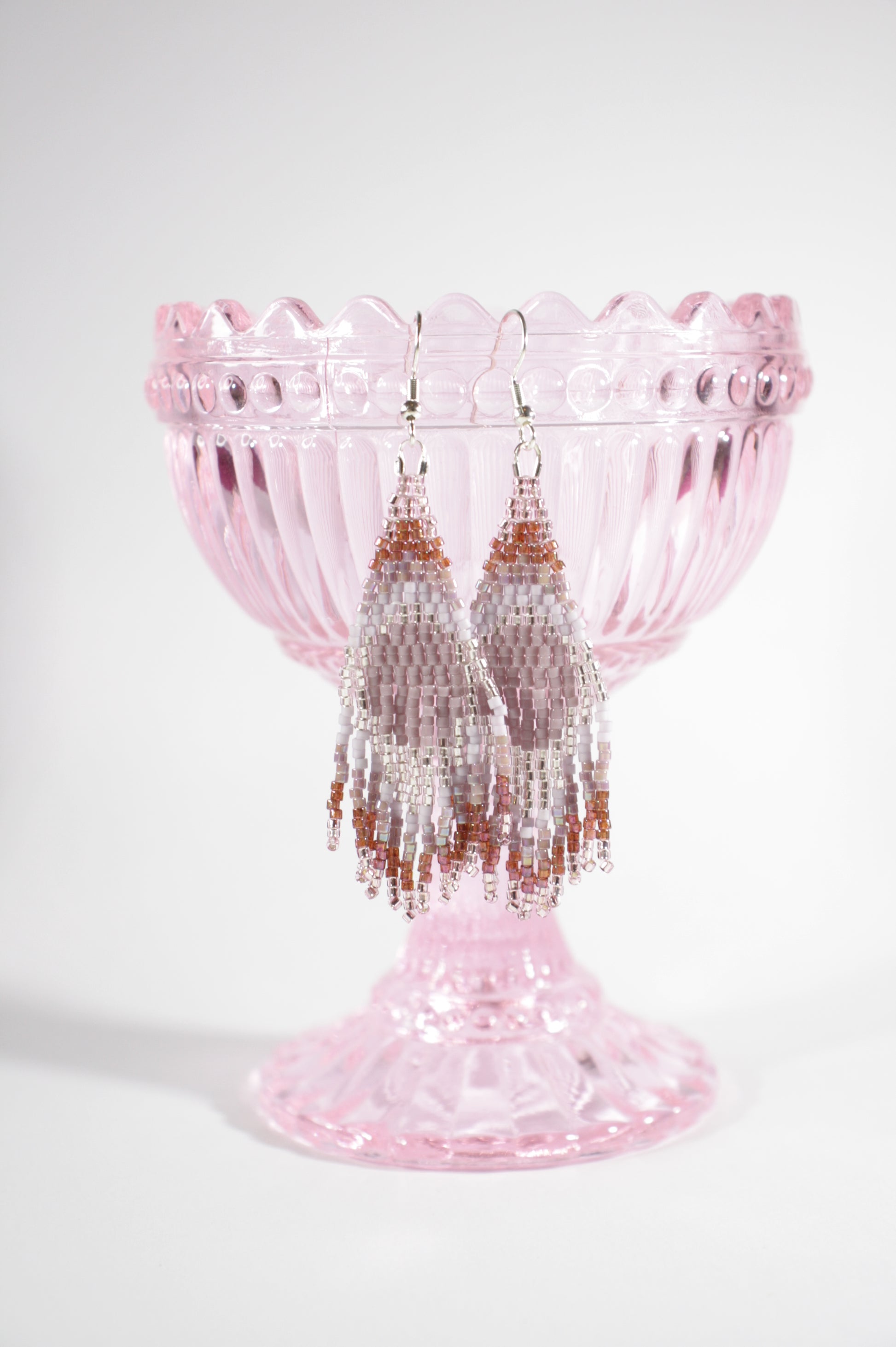 Seed bead fringe earrings from Miuyki delica beads. Colors in these earrings is different shades of lila. Käsintehdyt roikkuvat hapsu korvakorut Miuyki delica helmistä. Näiden korvakorujen väri on liilan eri sävyt.