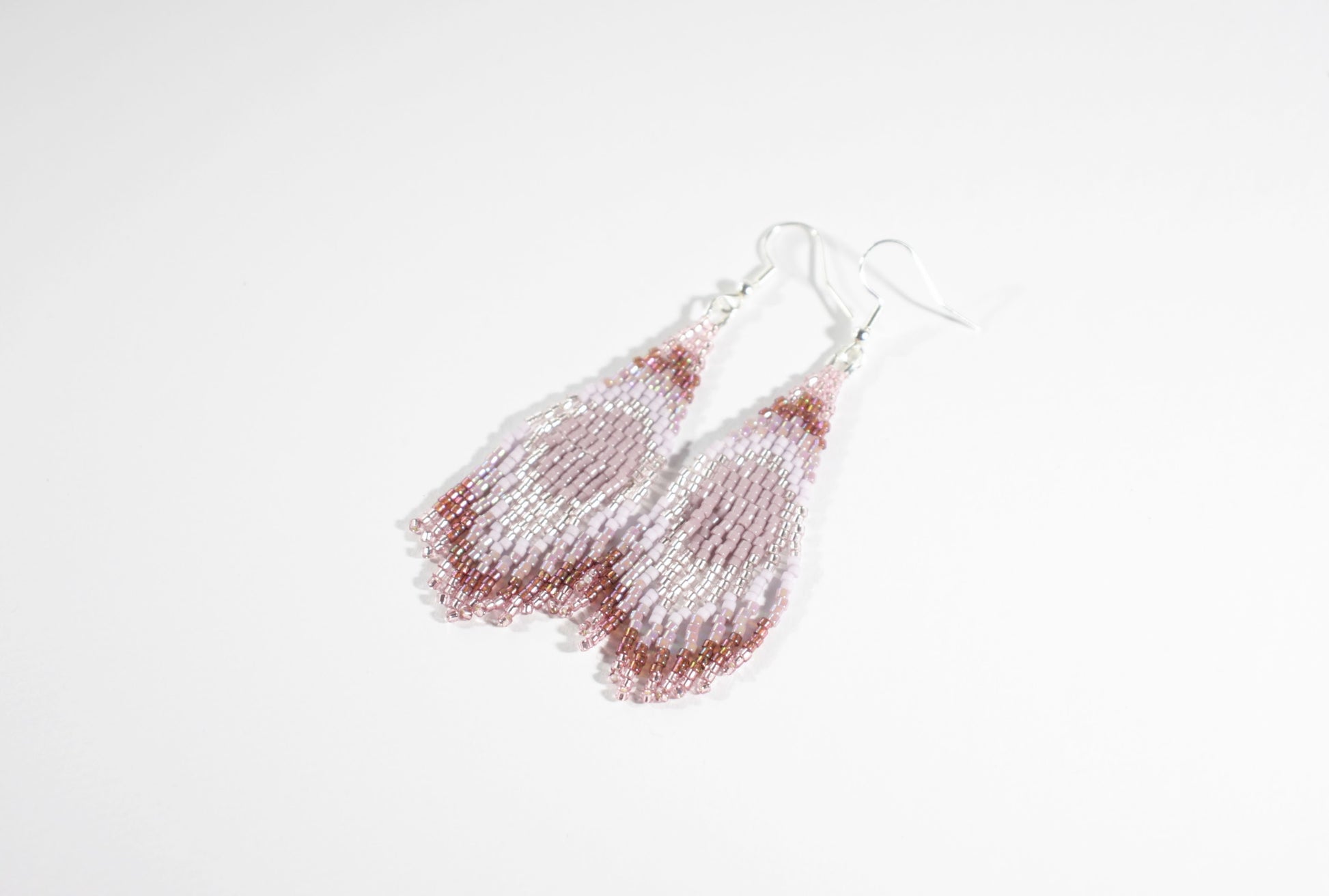 Seed bead fringe earrings from Miuyki delica beads. Colors in these earrings is different shades of lila. Käsintehdyt roikkuvat hapsu korvakorut Miuyki delica helmistä. Näiden korvakorujen väri on liilan eri sävyt.