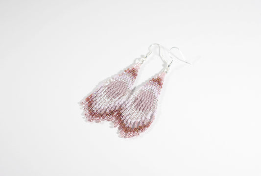 Seed bead fringe earrings from Miuyki delica beads. Colors in these earrings is different shades of lila. Käsintehdyt roikkuvat hapsu korvakorut Miuyki delica helmistä. Näiden korvakorujen väri on liilan eri sävyt.