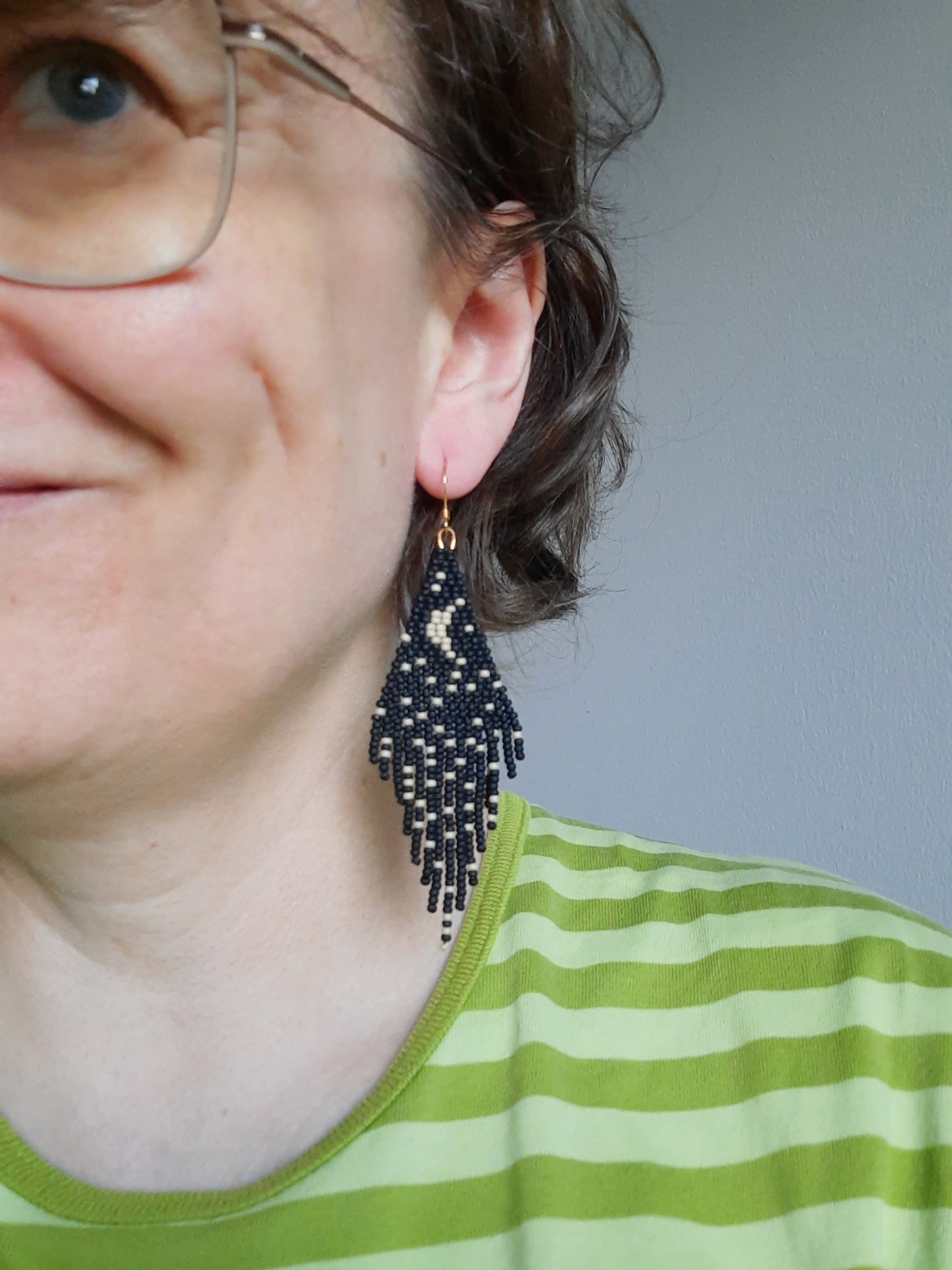 Seed bead fringe earrings matte black moon and stars patter. Roikkuvat hapsulliset helmikorvakorut matta musta kuviona kuu ja tähdet