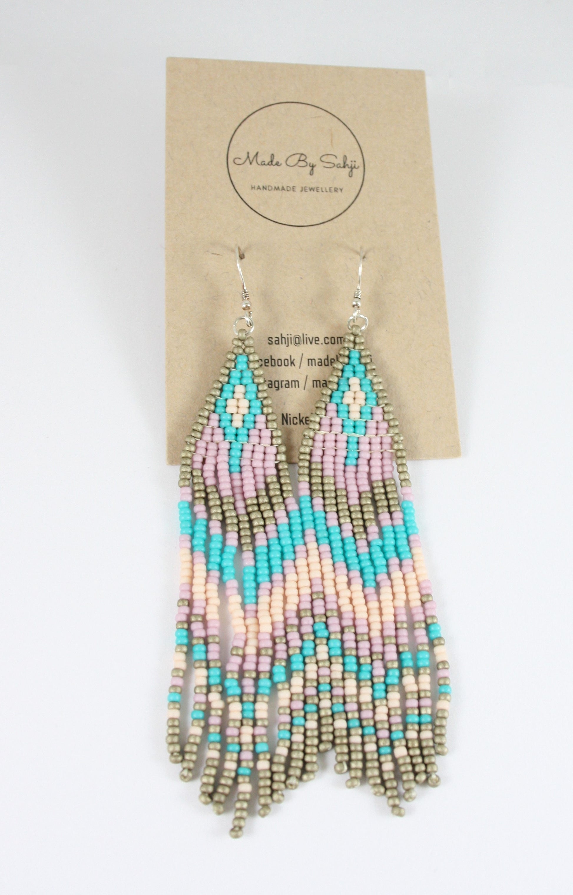 Colorful handmade beaded seed bead fringe earrings with matte plated glass beads. These earrings colors are matte gold, light purple and blue turquoise. Värikkäät käsintehdyt roikkuvat hapsulliset helmikorvakorut. Nämä korvakorut on tehty mattapäällysteisistä pienistä lasihelmistä. Värinä näissä on matta kulta, vaalea violetti ja siniturkoosi. 