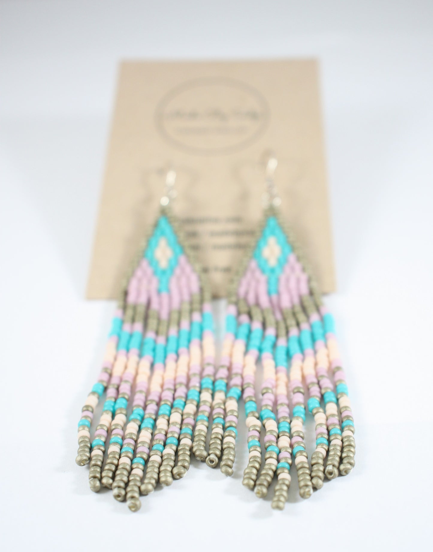 Colorful handmade beaded seed bead fringe earrings with matte plated glass beads. These earrings colors are matte gold, light purple and blue turquoise. Värikkäät käsintehdyt roikkuvat hapsulliset helmikorvakorut. Nämä korvakorut on tehty mattapäällysteisistä pienistä lasihelmistä. Värinä näissä on matta kulta, vaalea violetti ja siniturkoosi. 