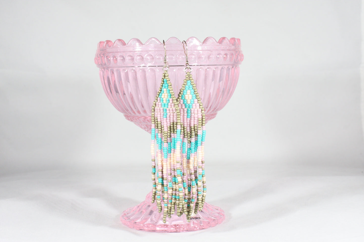 Colorful handmade beaded seed bead fringe earrings with matte plated glass beads. These earrings colors are matte gold, light purple and blue turquoise. Värikkäät käsintehdyt roikkuvat hapsulliset helmikorvakorut. Nämä korvakorut on tehty mattapäällysteisistä pienistä lasihelmistä. Värinä näissä on matta kulta, vaalea violetti ja siniturkoosi. 