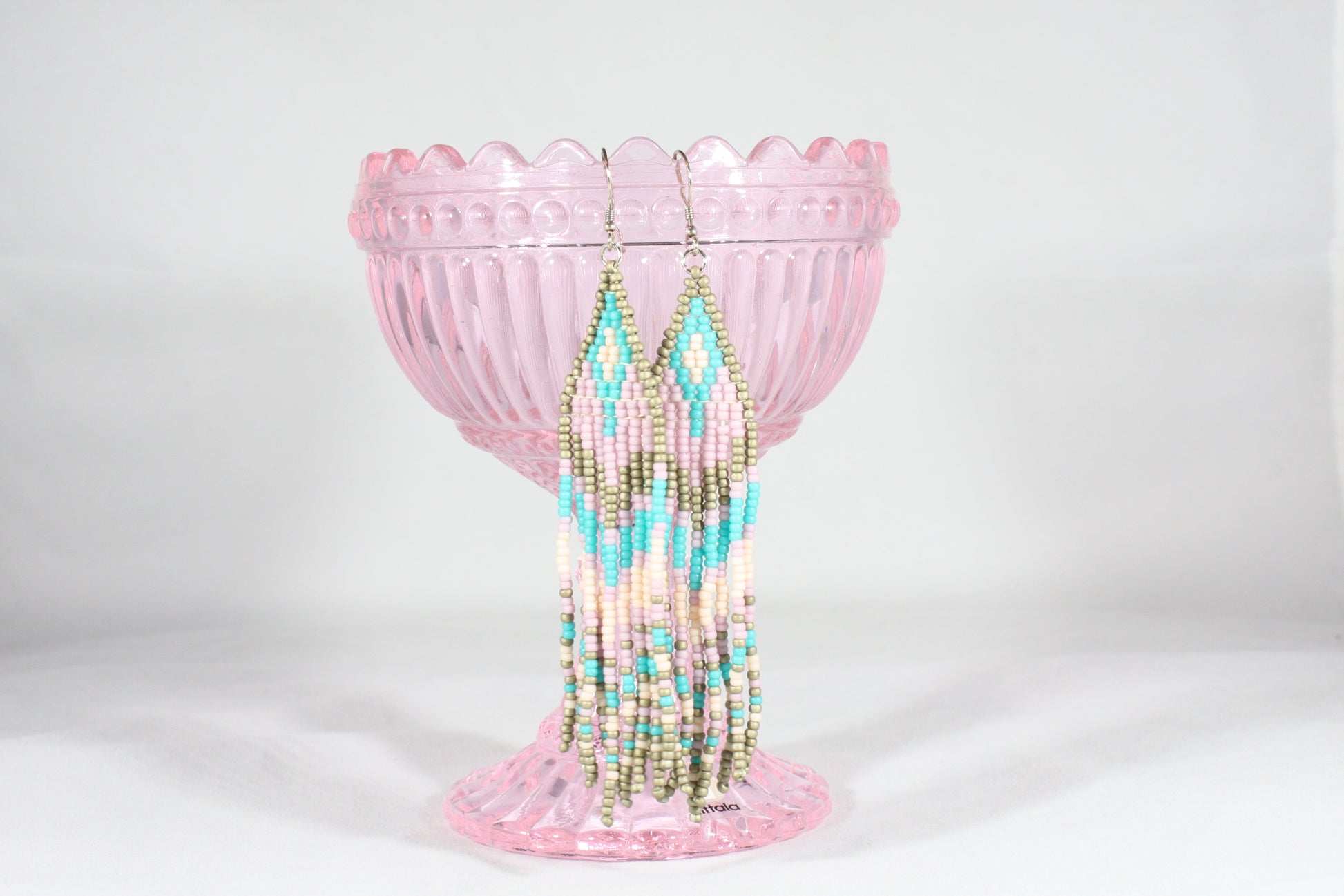 Colorful handmade beaded seed bead fringe earrings with matte plated glass beads. These earrings colors are matte gold, light purple and blue turquoise. Värikkäät käsintehdyt roikkuvat hapsulliset helmikorvakorut. Nämä korvakorut on tehty mattapäällysteisistä pienistä lasihelmistä. Värinä näissä on matta kulta, vaalea violetti ja siniturkoosi. 
