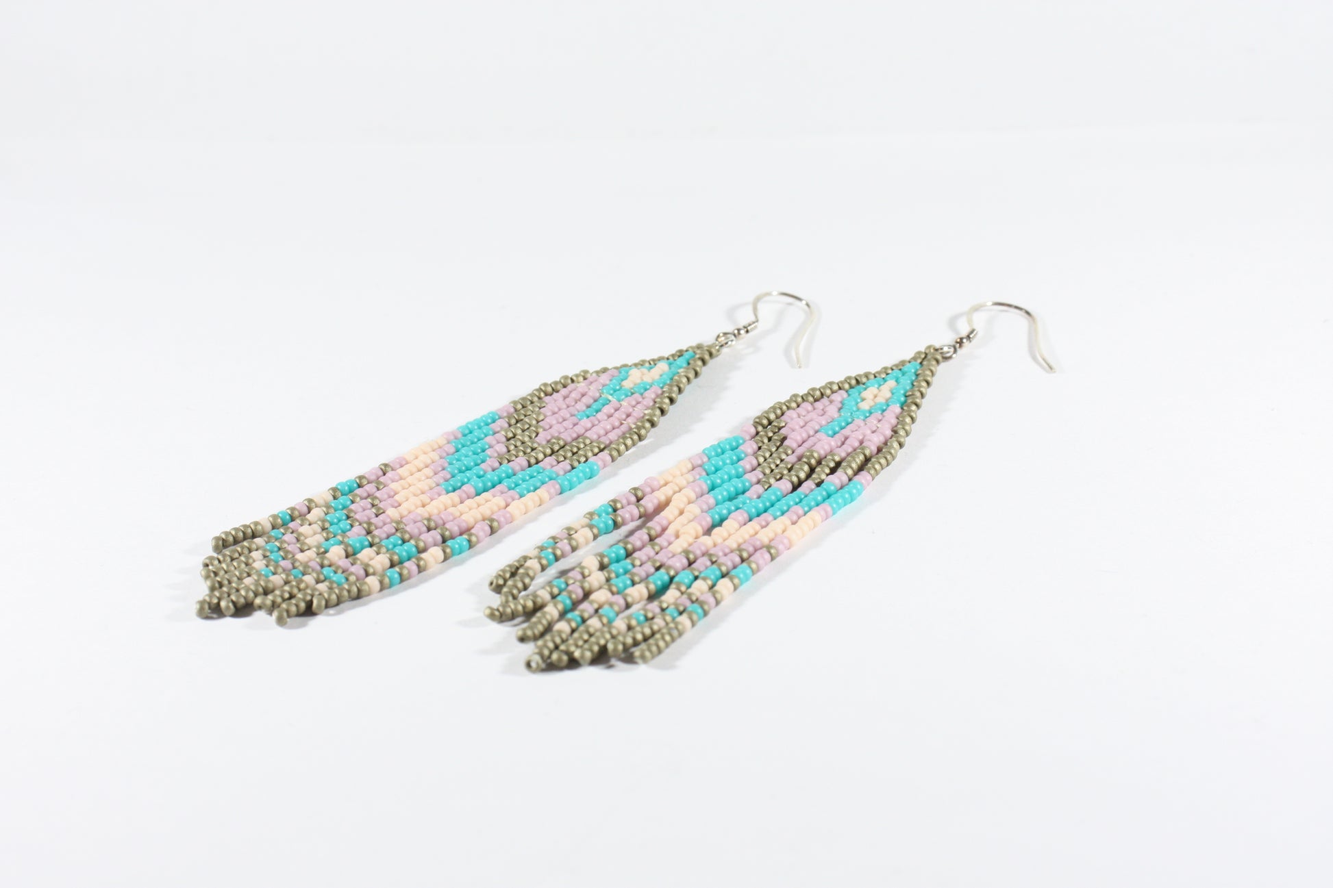 Colorful handmade beaded seed bead fringe earrings with matte plated glass beads. These earrings colors are matte gold, light purple and blue turquoise. Värikkäät käsintehdyt roikkuvat hapsulliset helmikorvakorut. Nämä korvakorut on tehty mattapäällysteisistä pienistä lasihelmistä. Värinä näissä on matta kulta, vaalea violetti ja siniturkoosi. 