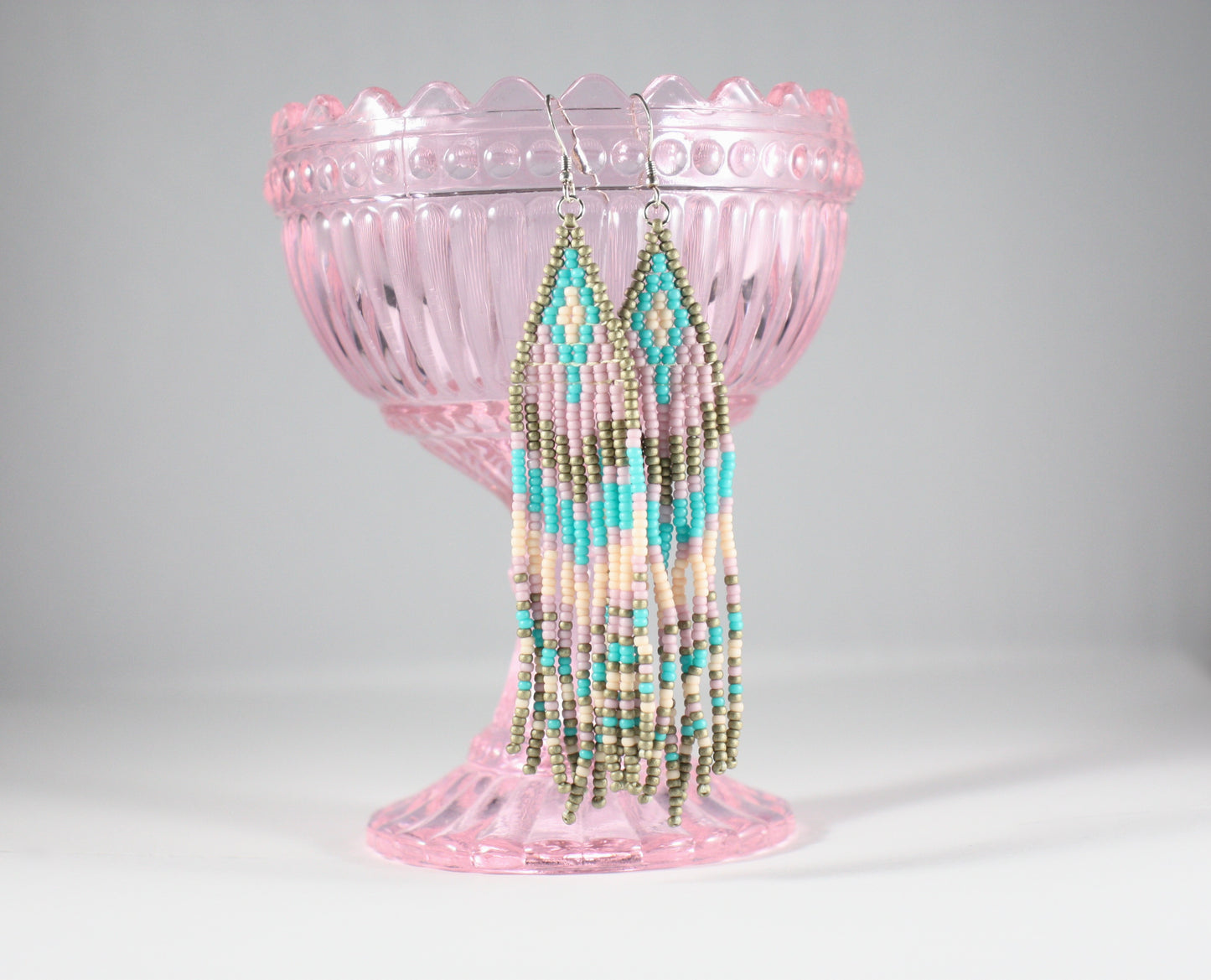 Colorful handmade beaded seed bead fringe earrings with matte plated glass beads. These earrings colors are matte gold, light purple and blue turquoise. Värikkäät käsintehdyt roikkuvat hapsulliset helmikorvakorut. Nämä korvakorut on tehty mattapäällysteisistä pienistä lasihelmistä. Värinä näissä on matta kulta, vaalea violetti ja siniturkoosi. 
