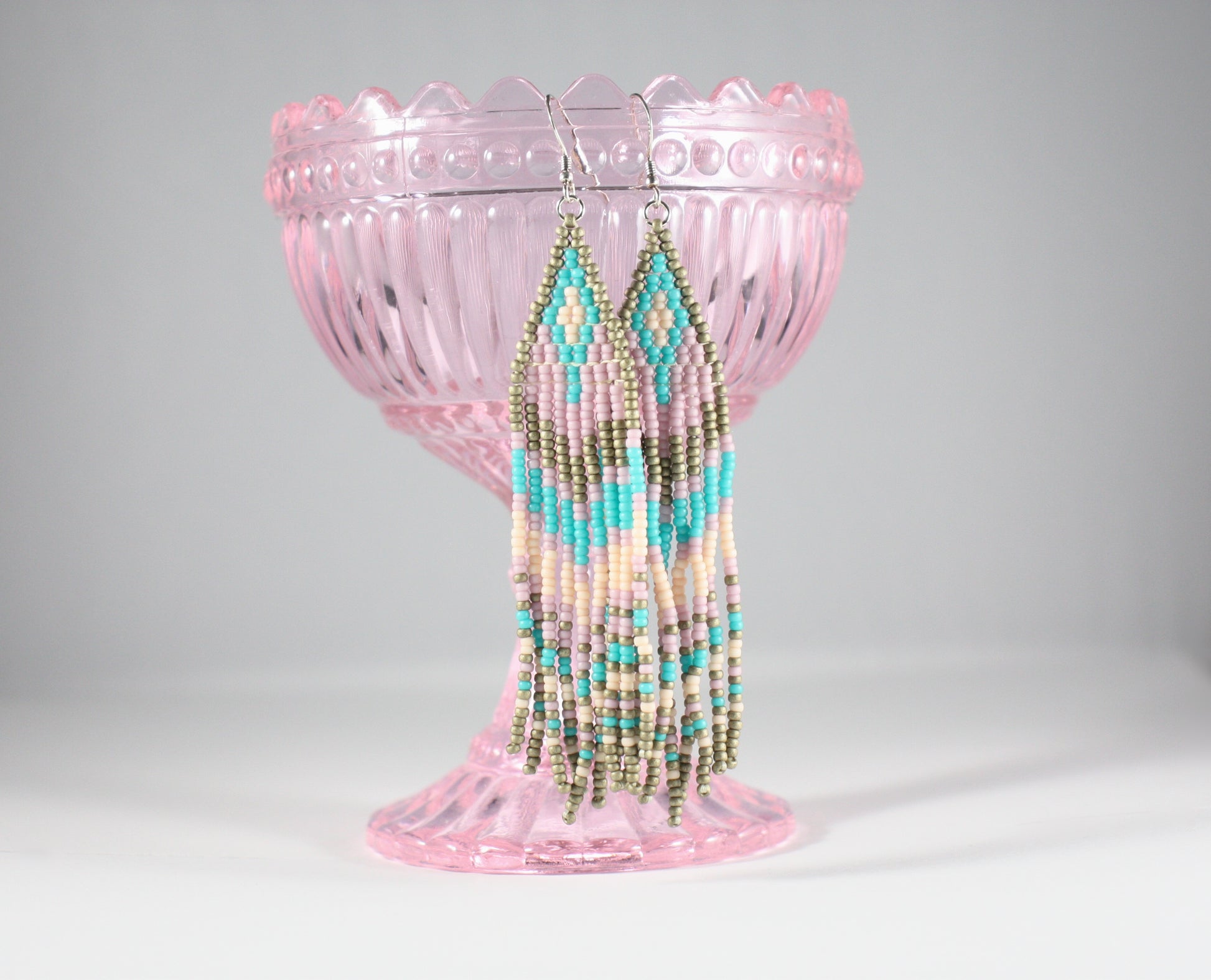 Colorful handmade beaded seed bead fringe earrings with matte plated glass beads. These earrings colors are matte gold, light purple and blue turquoise. Värikkäät käsintehdyt roikkuvat hapsulliset helmikorvakorut. Nämä korvakorut on tehty mattapäällysteisistä pienistä lasihelmistä. Värinä näissä on matta kulta, vaalea violetti ja siniturkoosi. 