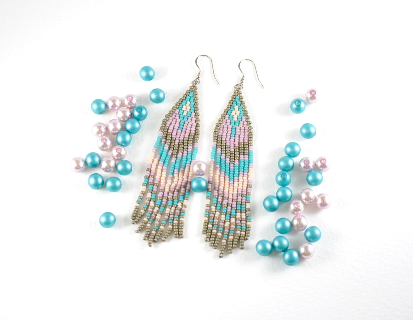 Colorful handmade beaded seed bead fringe earrings with matte plated glass beads. These earrings colors are matte gold, light purple and blue turquoise. Värikkäät käsintehdyt roikkuvat hapsulliset helmikorvakorut. Nämä korvakorut on tehty mattapäällysteisistä pienistä lasihelmistä. Värinä näissä on matta kulta, vaalea violetti ja siniturkoosi. 