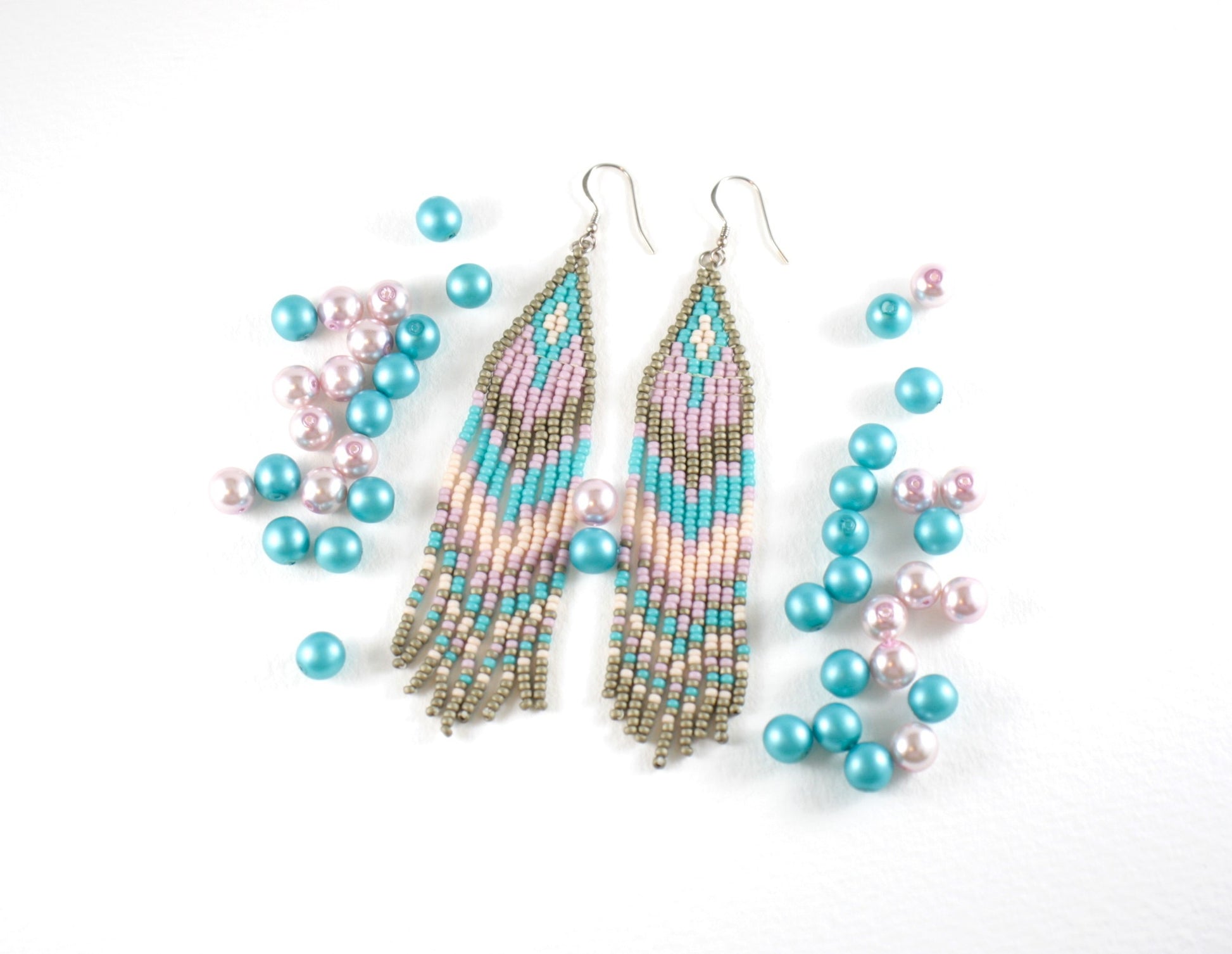 Colorful handmade beaded seed bead fringe earrings with matte plated glass beads. These earrings colors are matte gold, light purple and blue turquoise. Värikkäät käsintehdyt roikkuvat hapsulliset helmikorvakorut. Nämä korvakorut on tehty mattapäällysteisistä pienistä lasihelmistä. Värinä näissä on matta kulta, vaalea violetti ja siniturkoosi. 
