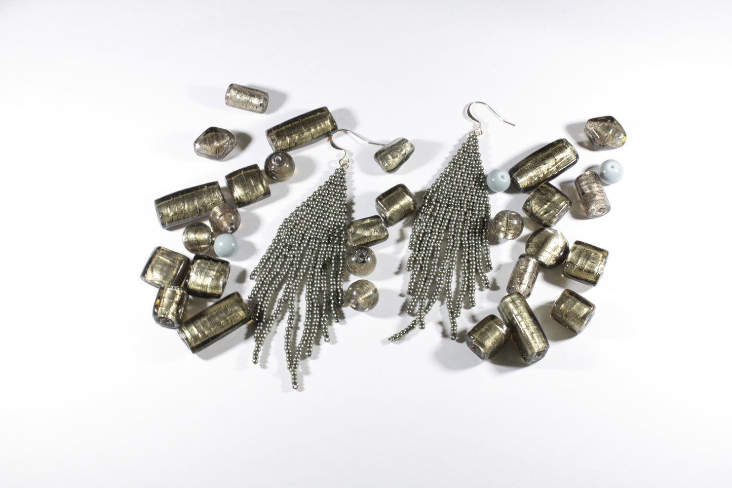 Seed bead fringe earrings metallic grey. Roikkuvat helmikorvakorut hapsuilla värinä metallin harmaa. 