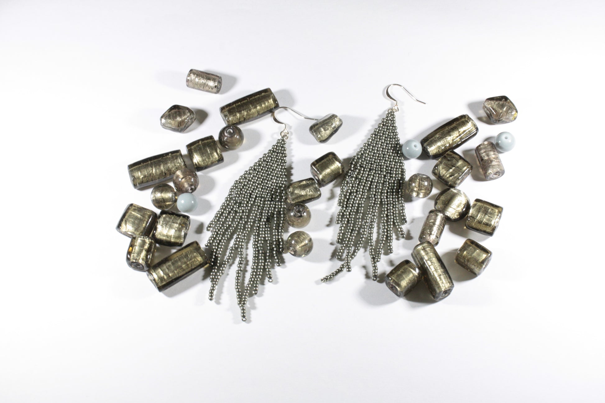 Seed bead fringe earrings metallic grey. Roikkuvat helmikorvakorut hapsuilla värinä metallin harmaa. 