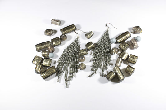 Seed bead fringe earrings metallic grey. Roikkuvat helmikorvakorut hapsuilla värinä metallin harmaa. 