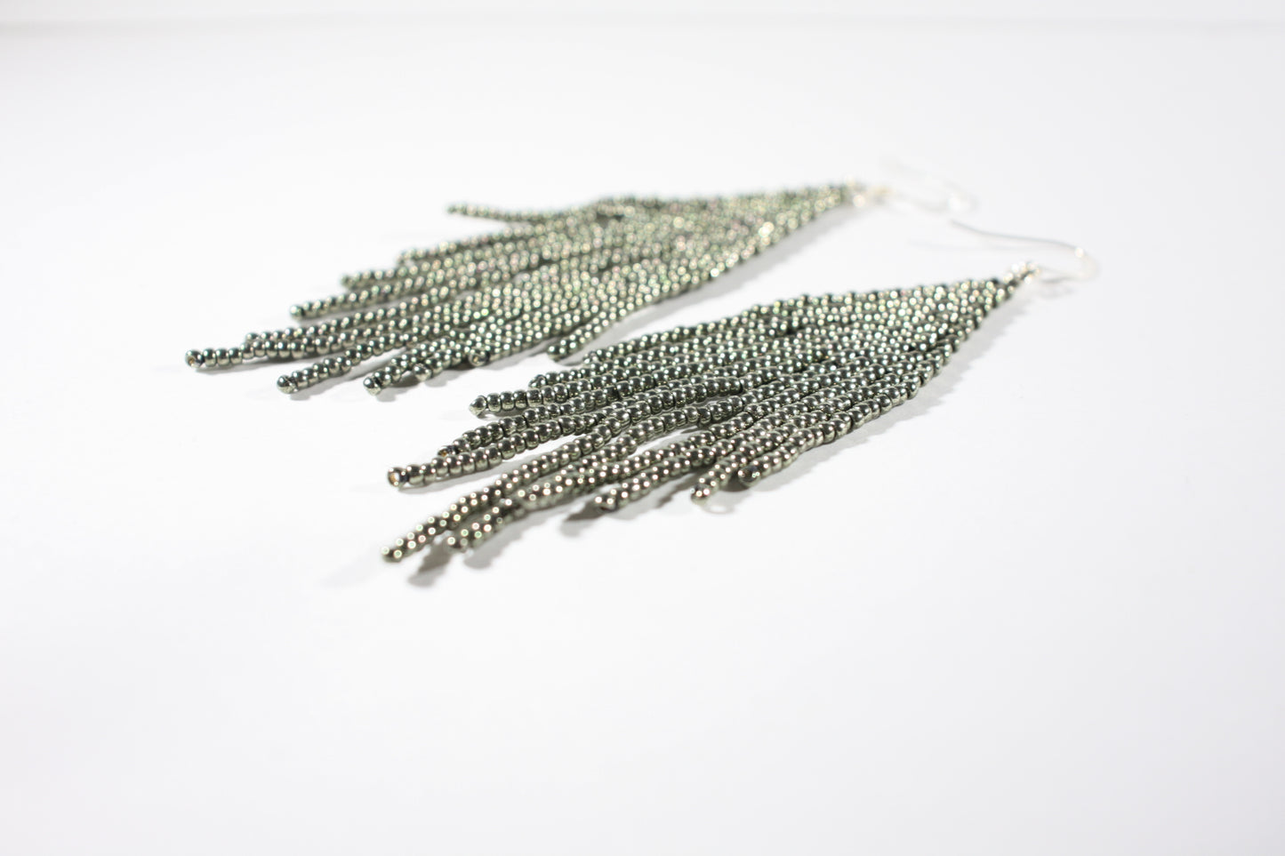 Seed bead fringe earrings metallic grey. Roikkuvat helmikorvakorut hapsuilla värinä metallin harmaa. 