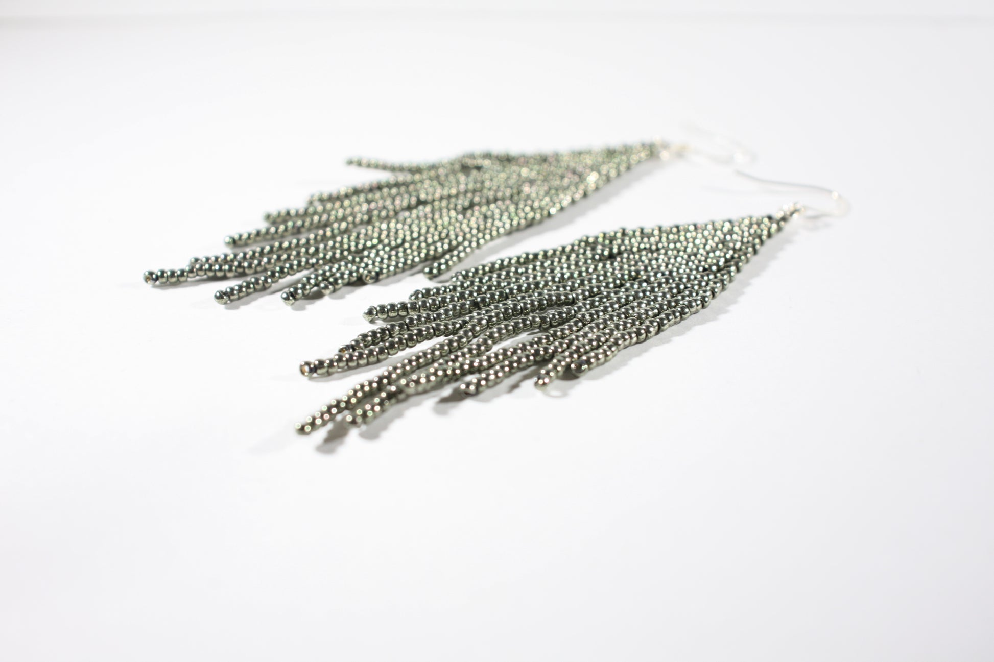 Seed bead fringe earrings metallic grey. Roikkuvat helmikorvakorut hapsuilla värinä metallin harmaa. 