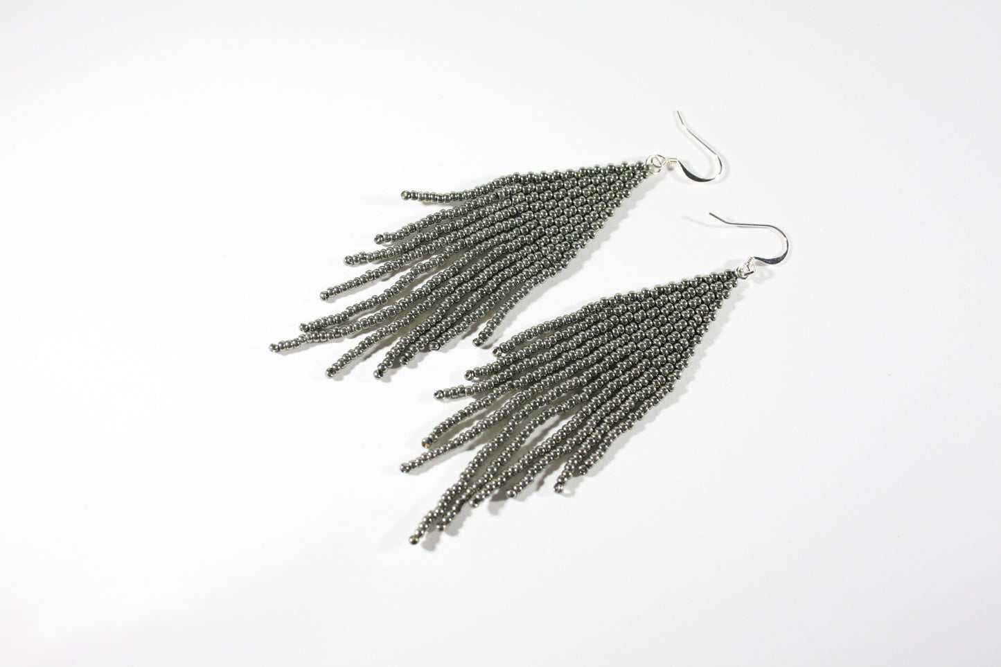 Seed bead fringe earrings metallic grey. Roikkuvat helmikorvakorut hapsuilla värinä metallin harmaa. 