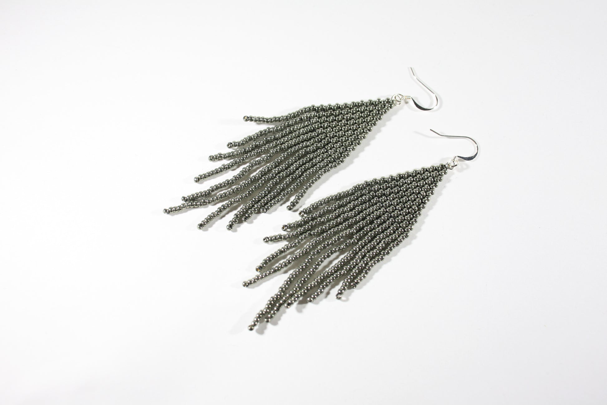 Seed bead fringe earrings metallic grey. Roikkuvat helmikorvakorut hapsuilla värinä metallin harmaa. 