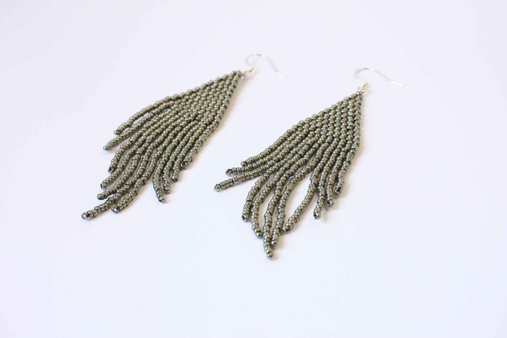Seed bead fringe earrings metallic grey. Roikkuvat helmikorvakorut hapsuilla värinä metallin harmaa. 