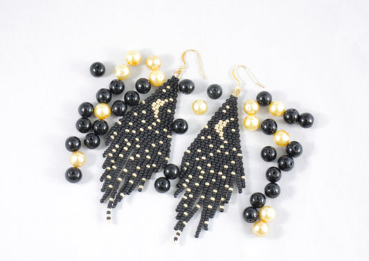 Made By SahjiSeed bead fringe earrings moons and stars matte black. Hapsulasihelmikorvakorut kuu ja tähdet väriltään musta matta.