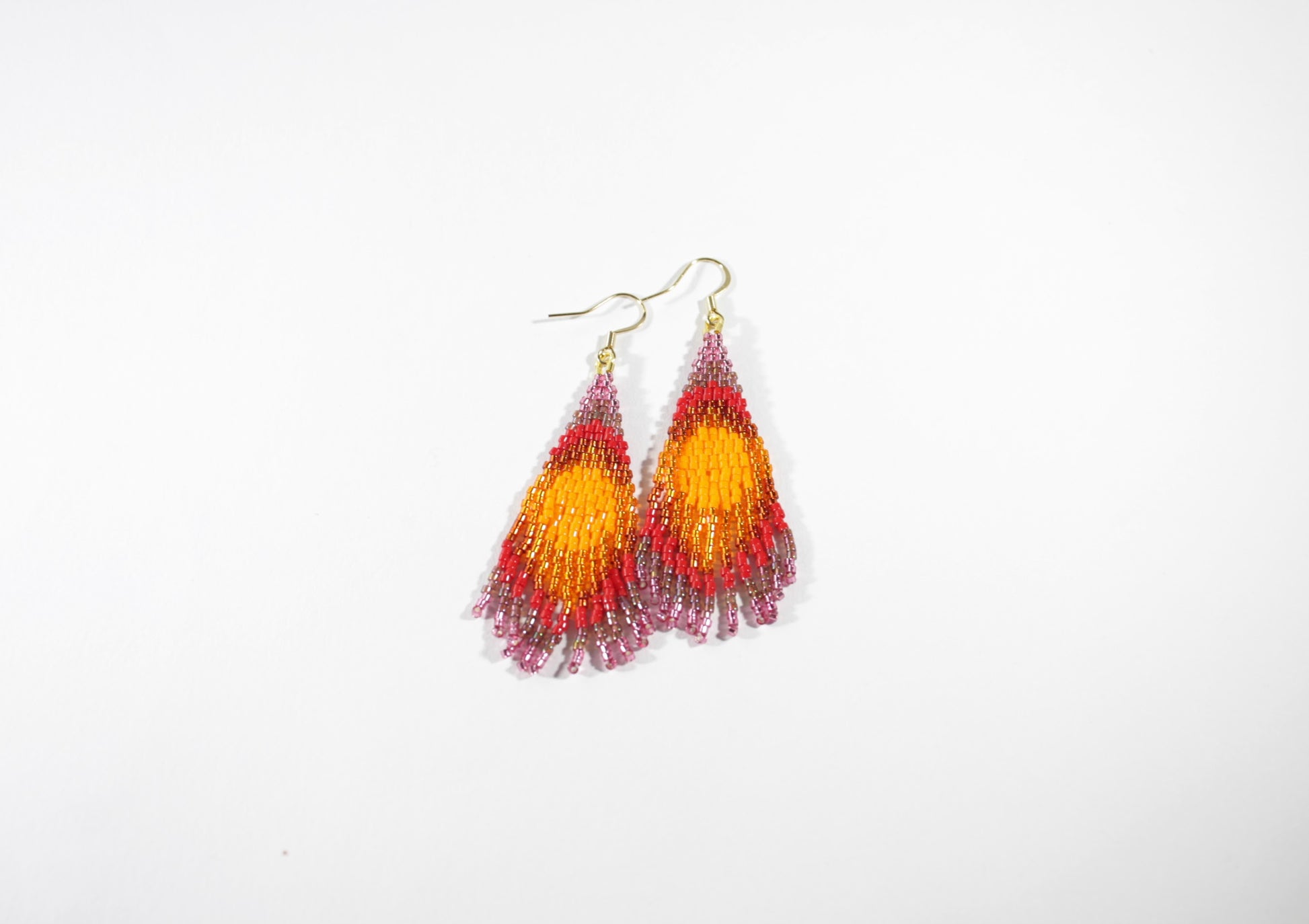 Colorful handmade seed bead fringe earrings. Colors are orange, red, violet and raspberry. Värikkäät käsintehdyt roikkuvat hapsukorvakorut. Väreinä oranssia, punaista, lilaa ja vadelmaa. 