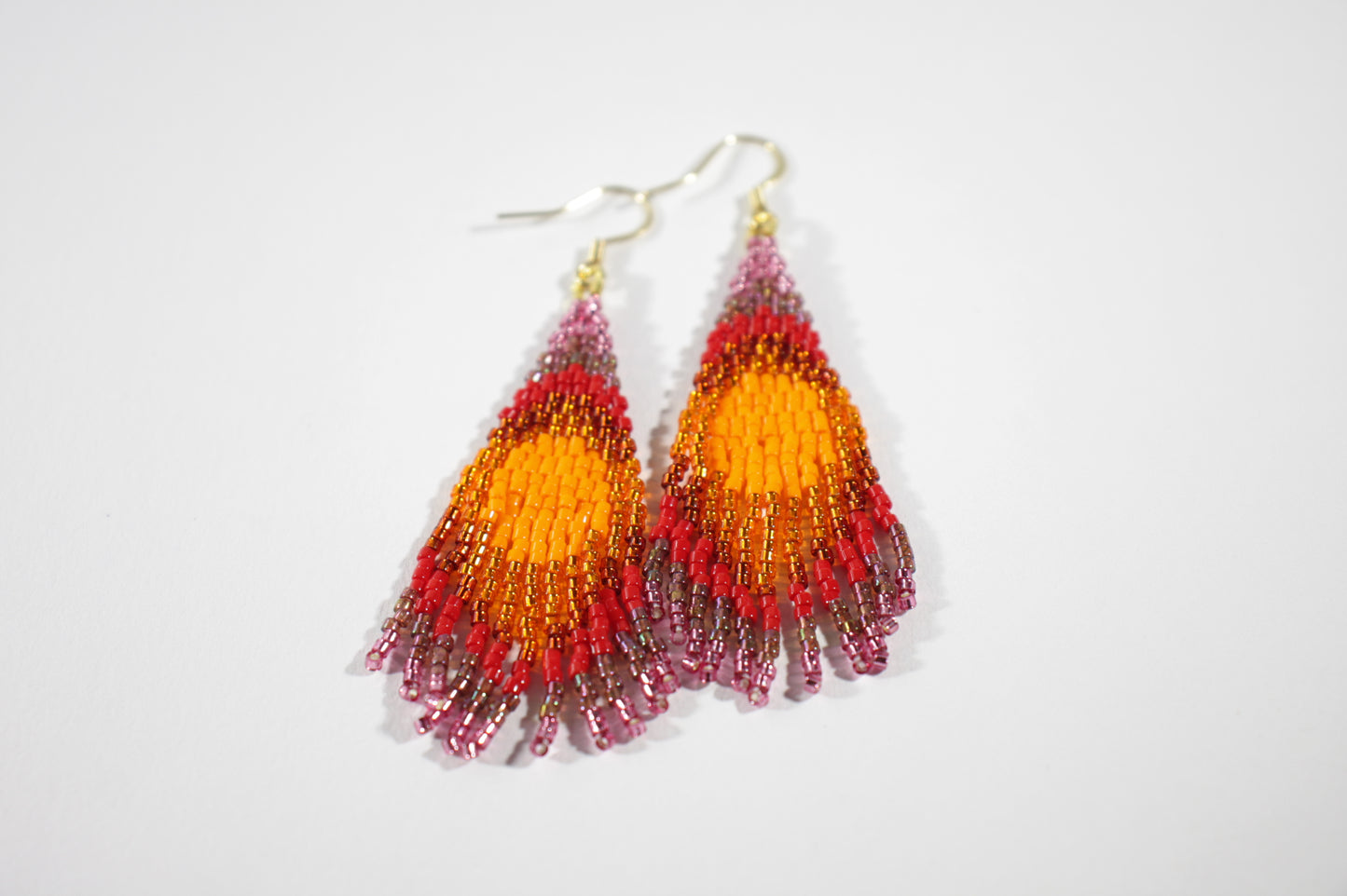 Colorful handmade seed bead fringe earrings. Colors are orange, red, violet and raspberry. Värikkäät käsintehdyt roikkuvat hapsukorvakorut. Väreinä oranssia, punaista, lilaa ja vadelmaa. 