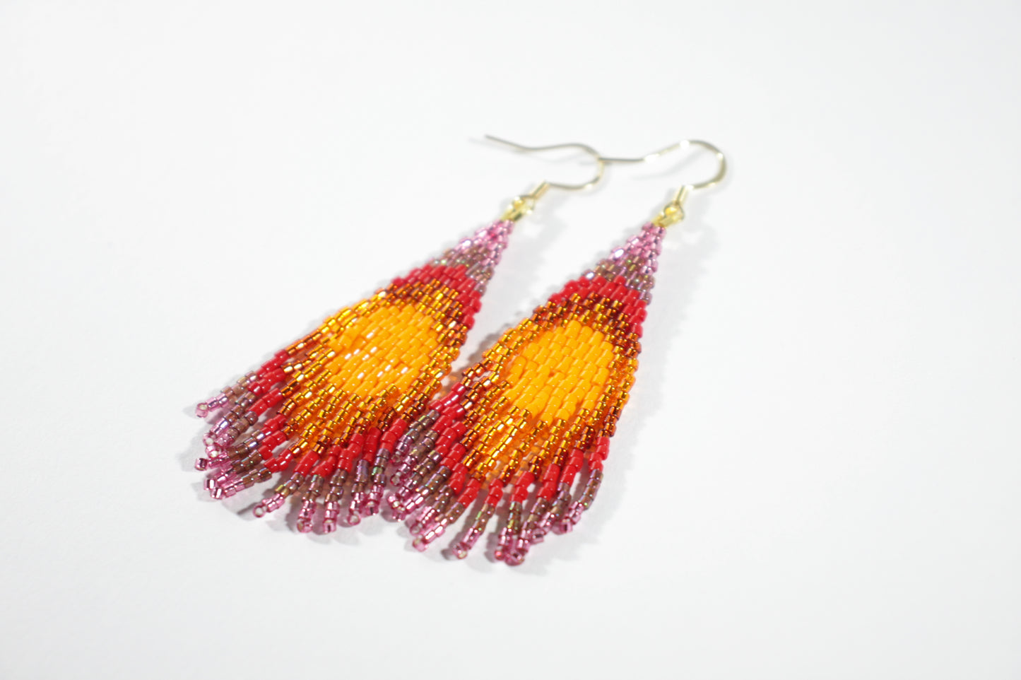 Colorful handmade seed bead fringe earrings. Colors are orange, red, violet and raspberry. Värikkäät käsintehdyt roikkuvat hapsukorvakorut. Väreinä oranssia, punaista, lilaa ja vadelmaa. 