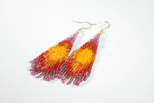Colorful handmade seed bead fringe earrings. Colors are orange, red, violet and raspberry. Värikkäät käsintehdyt roikkuvat hapsukorvakorut. Väreinä oranssia, punaista, lilaa ja vadelmaa. 
