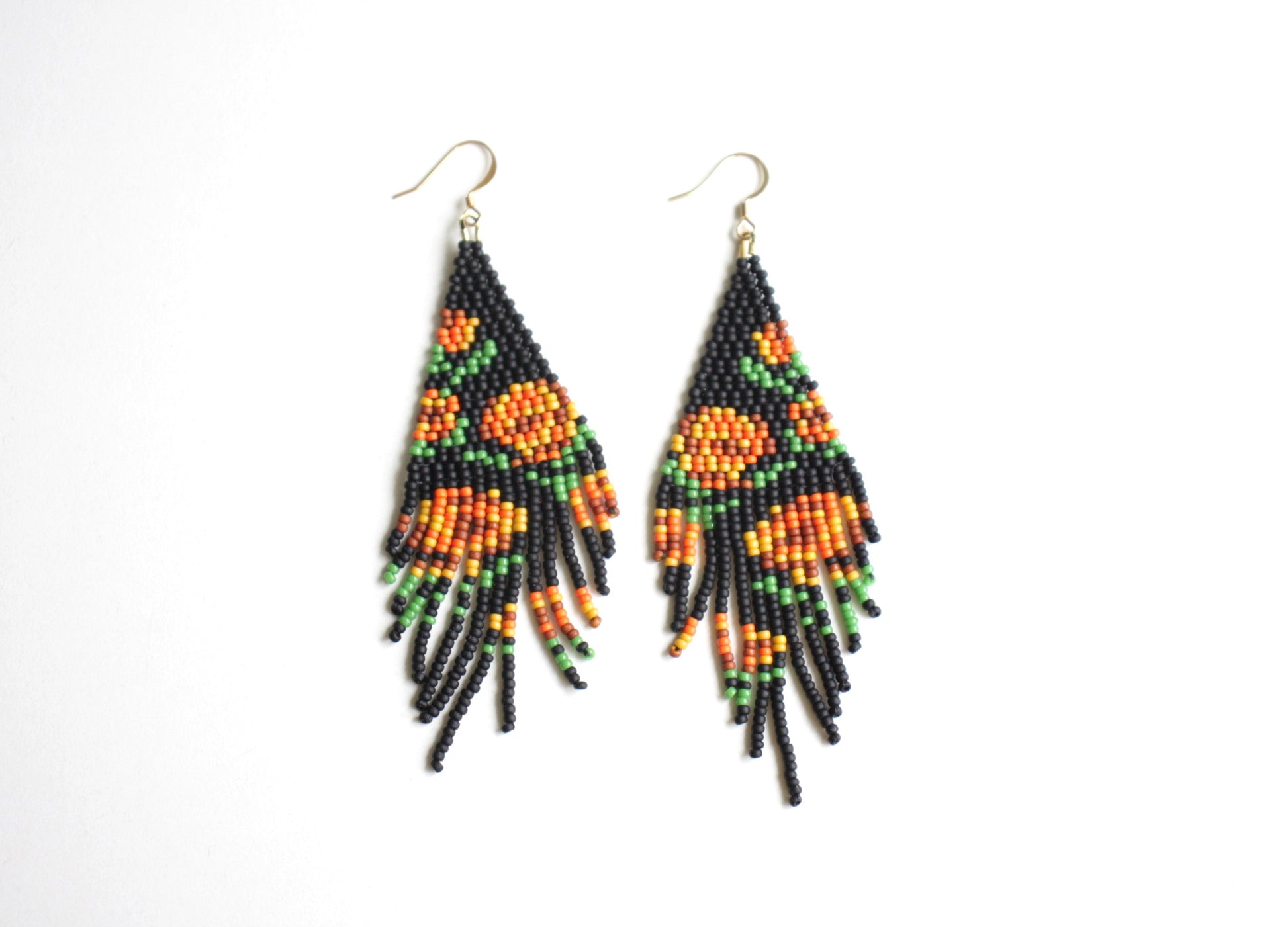 Seed bead fringe earrings matte black wit orange brown roses pattern. Pitkät roikkuvat hapsuhelmikorvakorut. Pohjaväri on mattamusta, jossa oranssin ja ruskean sävyisiä ruusukuvioita.