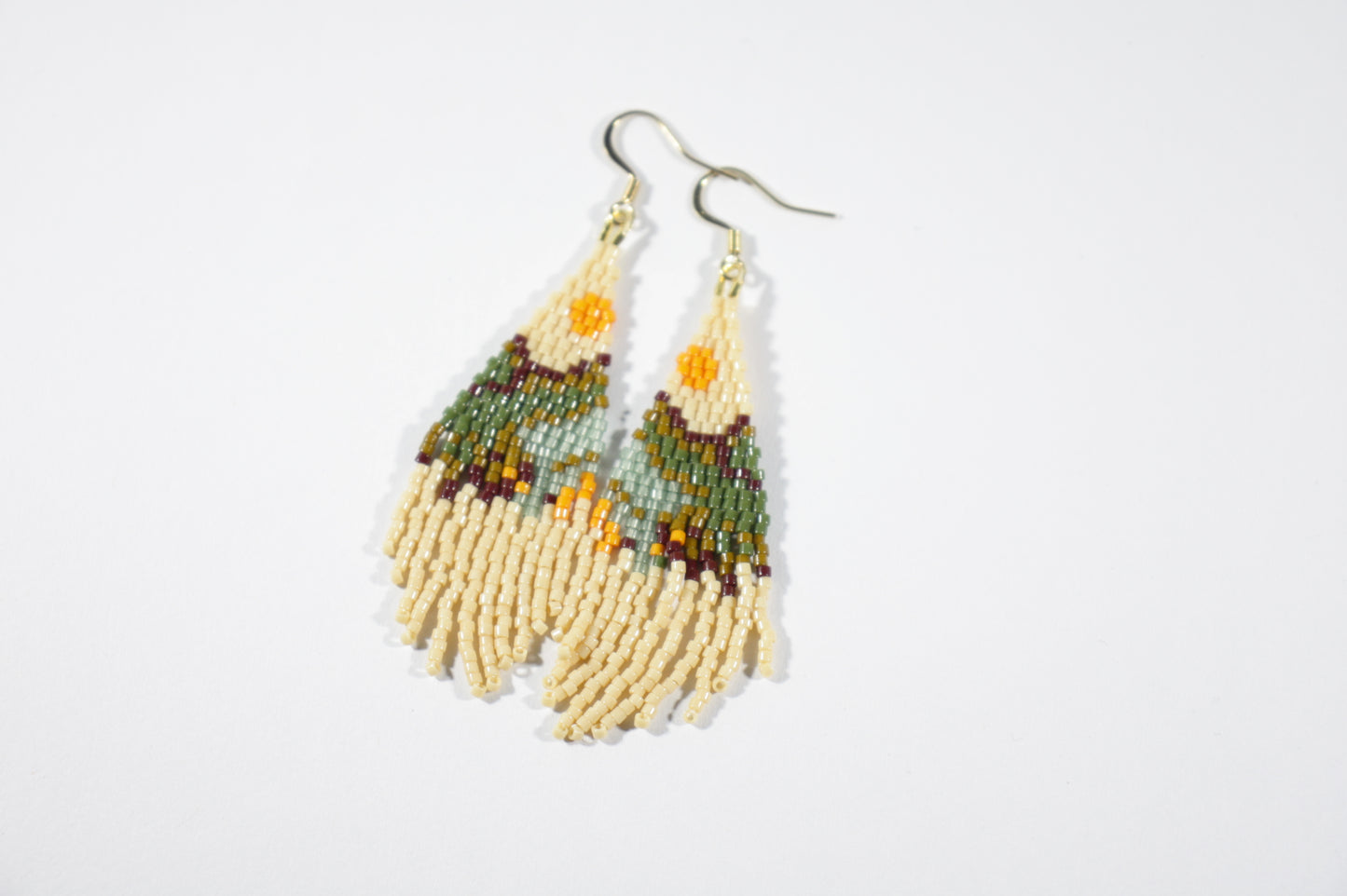 Seed bead delica fringe earrings with  landscape pattern. Colorful with beige base color. Käsintehdyt roikkuvat hapsukorvakorut maisema kuviolla. Pohjaväri on beige.