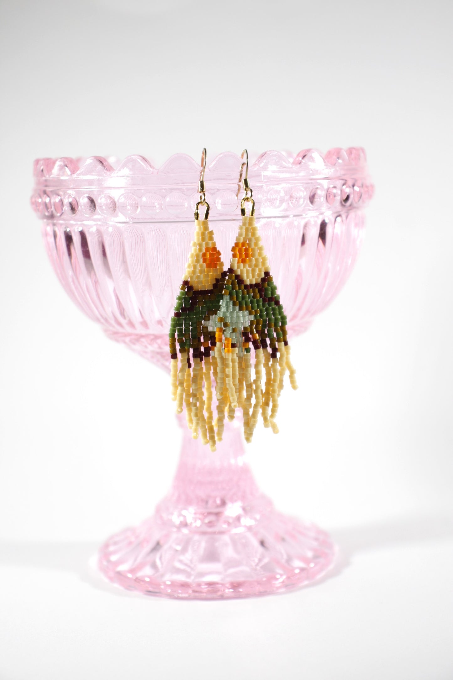 Seed bead delica fringe earrings with  landscape pattern. Colorful with beige base color. Käsintehdyt roikkuvat hapsukorvakorut maisema kuviolla. Pohjaväri on beige.