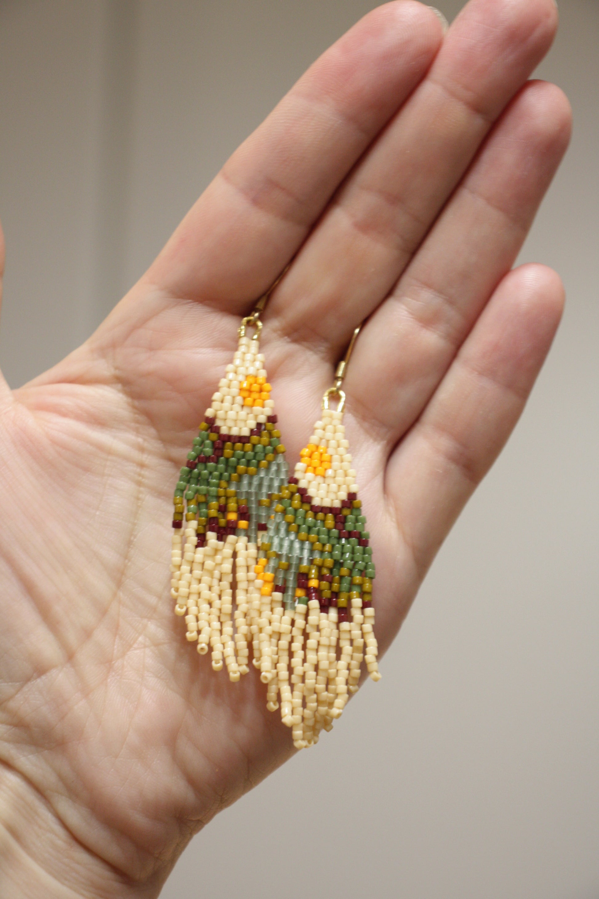 Seed bead delica fringe earrings with  landscape pattern. Colorful with beige base color. Käsintehdyt roikkuvat hapsukorvakorut maisema kuviolla. Pohjaväri on beige.