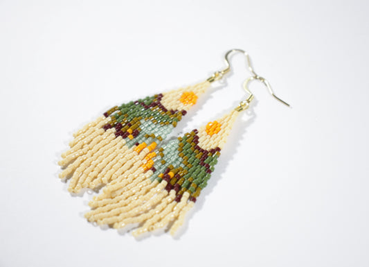 Seed bead delica fringe earrings with  landscape pattern. Colorful with beige base color. Käsintehdyt roikkuvat hapsukorvakorut maisema kuviolla. Pohjaväri on beige.