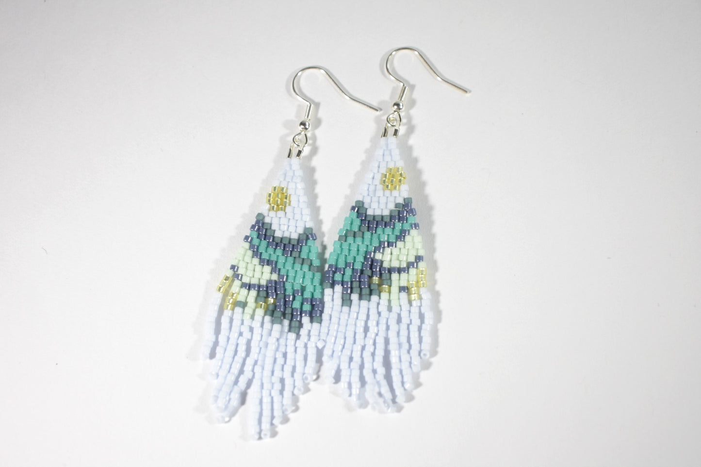 Handmade Seed bead fringe earrings with scenery pattern. Colors are blue and green shades. Käsintehdyt  roikkuvat helmikorvakorut hapsuilla. Kuvioina on maisema, joka on väreiltään sini-vihreä sävyinen.