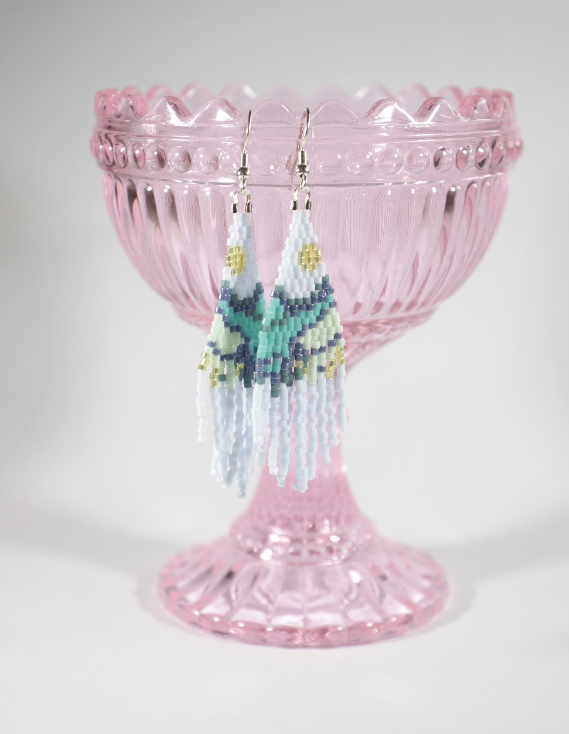 Handmade Seed bead fringe earrings with scenery pattern. Colors are blue and green shades. Käsintehdyt  roikkuvat helmikorvakorut hapsuilla. Kuvioina on maisema, joka on väreiltään sini-vihreä sävyinen.