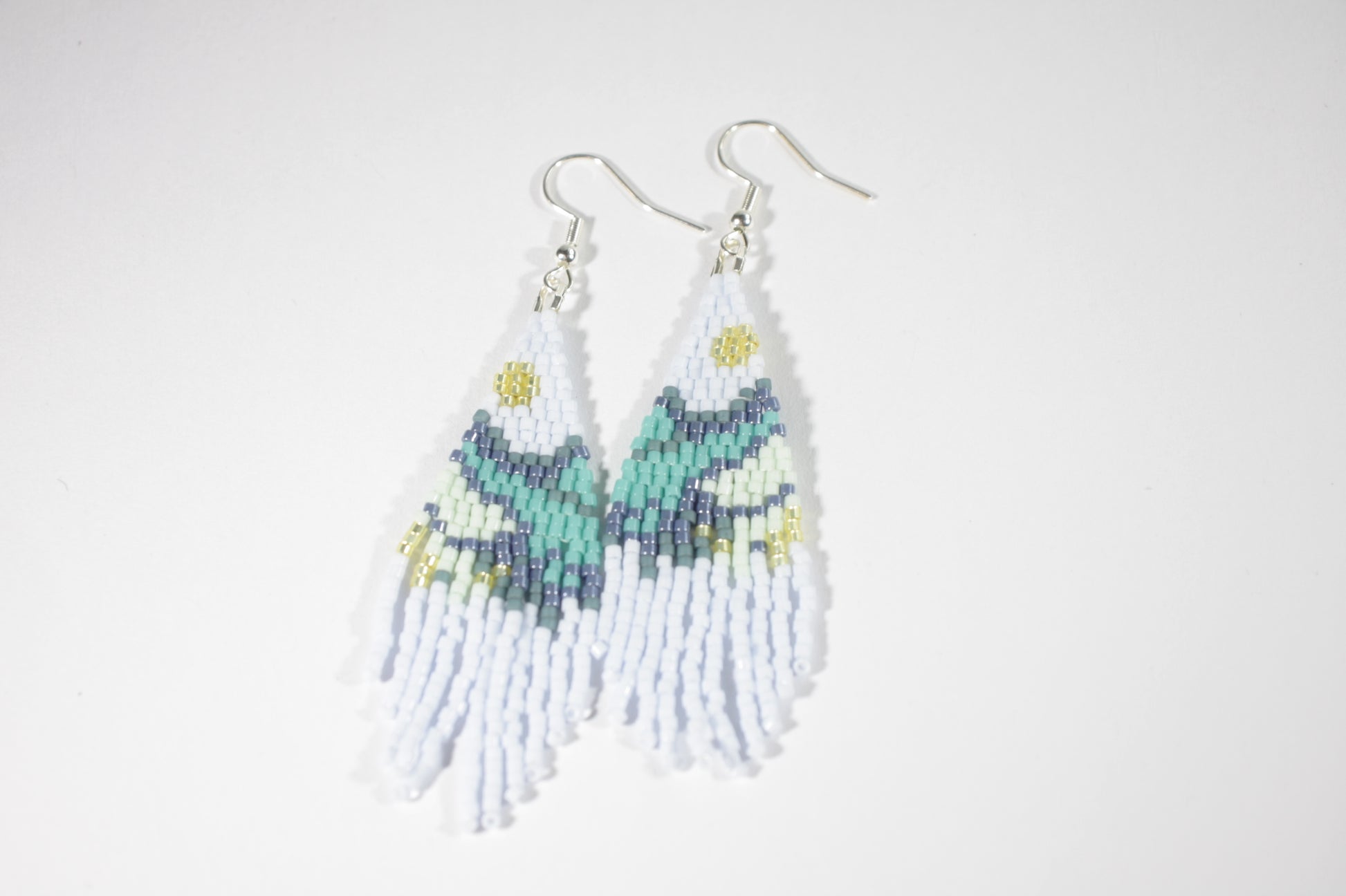 Handmade Seed bead fringe earrings with scenery pattern. Colors are blue and green shades. Käsintehdyt  roikkuvat helmikorvakorut hapsuilla. Kuvioina on maisema, joka on väreiltään sini-vihreä sävyinen.