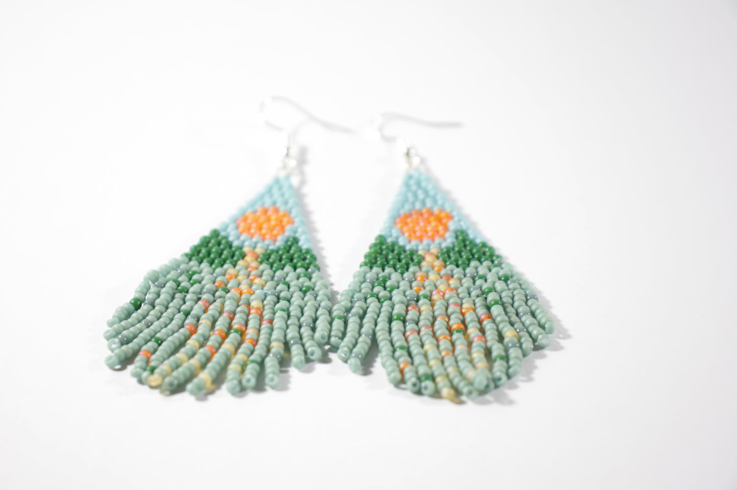 Seed bead fringe earrings with landscape pattern. Colors are turquoise, blue and orange. Roikkuvat boho helmikorvakorut maisema kuviolla. Väreinä ovat turkoosi, sininen, vihreä ja oranssi.