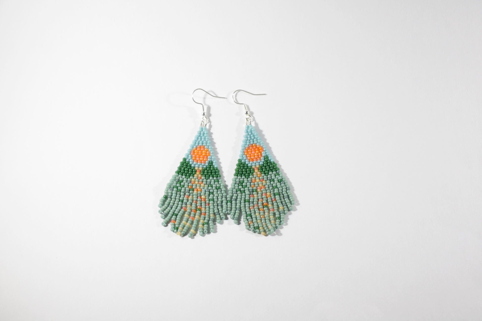 Seed bead fringe earrings with landscape pattern. Colors are turquoise, blue and orange. Roikkuvat boho helmikorvakorut maisema kuviolla. Väreinä ovat turkoosi, sininen, vihreä ja oranssi.