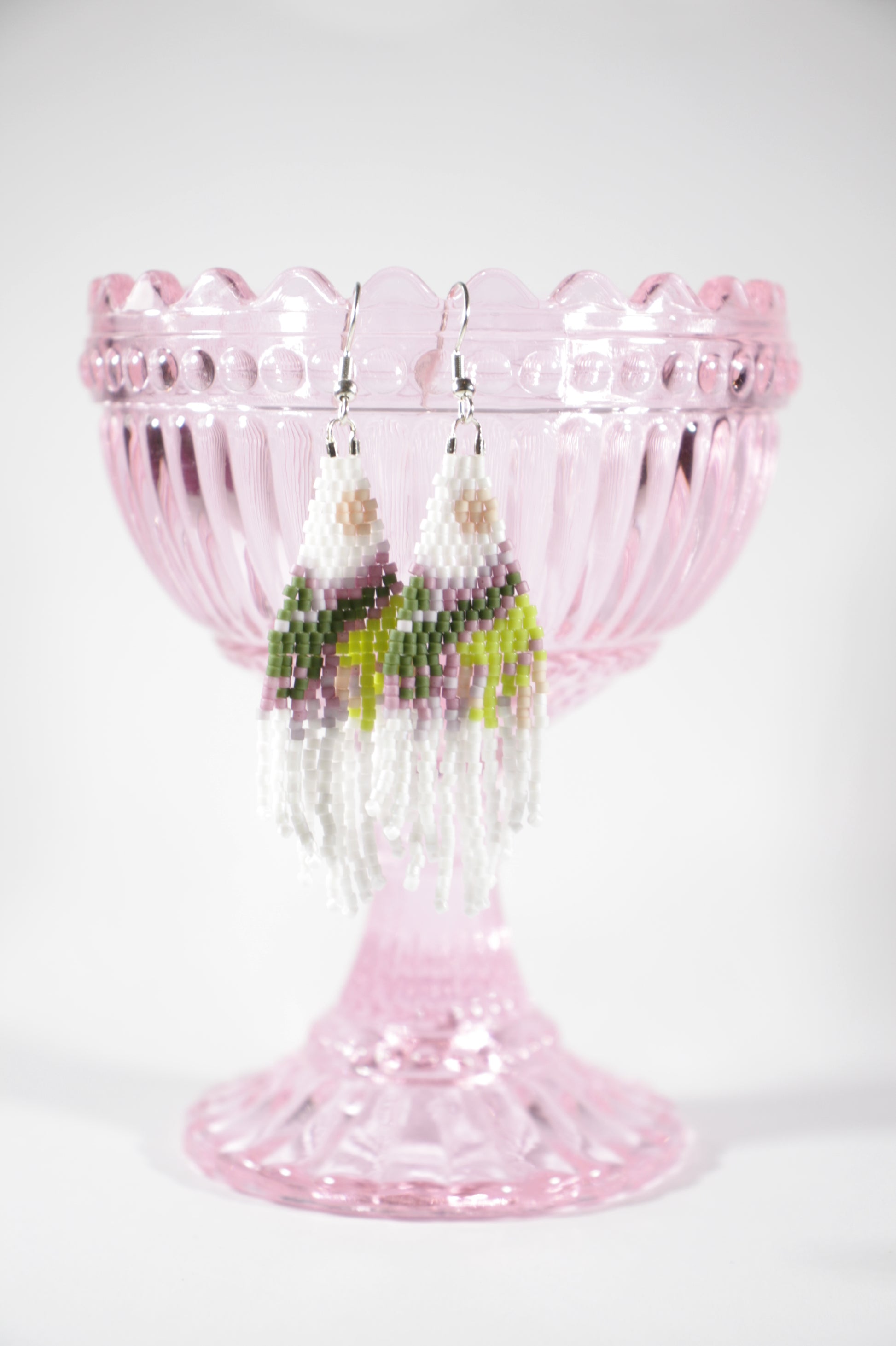 Colorful seed bead fringe earrings with landscape pattern. These earrings has white base color. Roikkuvat värikkäät lasihelmi korvakorut maisemakuviolla. Näissä koruissa on valkoinen pohjaväri.