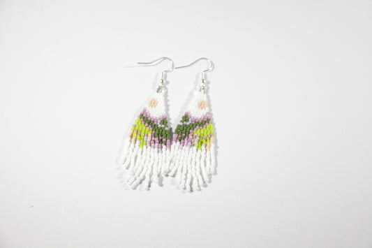 Colorful seed bead fringe earrings with landscape pattern. These earrings has white base color. Roikkuvat värikkäät lasihelmi korvakorut maisemakuviolla. Näissä koruissa on valkoinen pohjaväri.