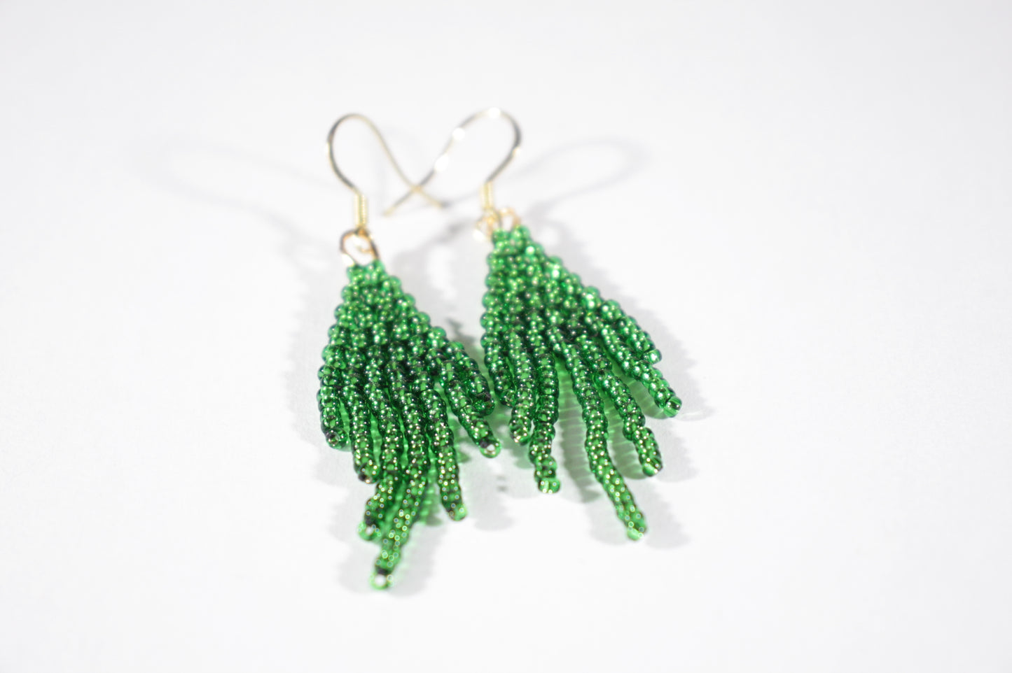 Small beaded green fringe seed bead earrings. Pienet roikkuvat käsintehdyt vihreät hapsukorvakorut.