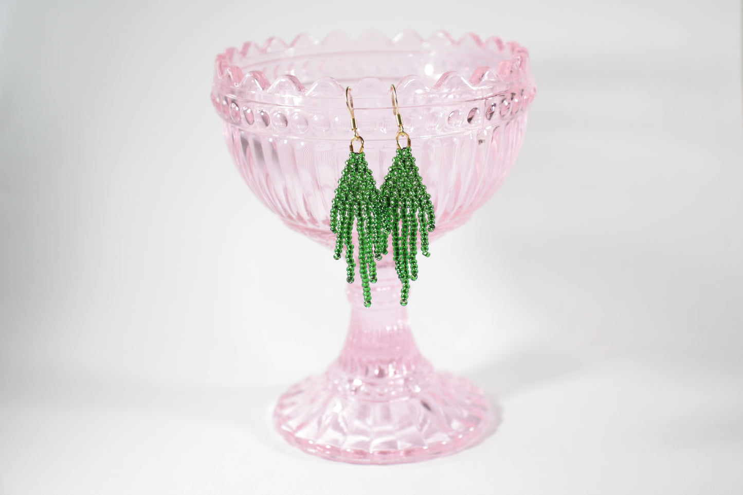 Small beaded green fringe seed bead earrings. Pienet roikkuvat käsintehdyt vihreät hapsukorvakorut.